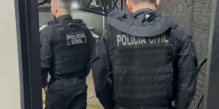 Polícias prendem ex-agente bancário por inserir dados de clientes em apostas eletrônicas