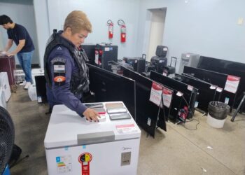 Polícia Militar prende grupo que furtou loja de eletroeletrônicos, no Centro de Manaus