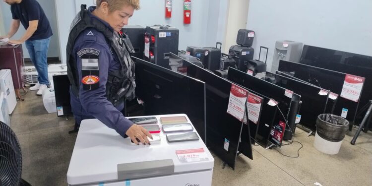 Polícia Militar prende grupo que furtou loja de eletroeletrônicos, no Centro de Manaus