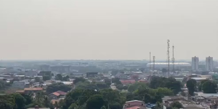 Manaus fica encoberta de fumaça e com péssima qualidade do ar neste sábado (10/08)