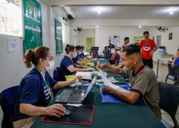 Governo do Amazonas realiza ação de cidadania e saúde para população em situação de rua no Centro de Manaus