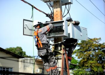 Atendendo ação da DPE-AM, Justiça Federal volta a suspender instalação de ‘medidores aéreos’ em Manaus