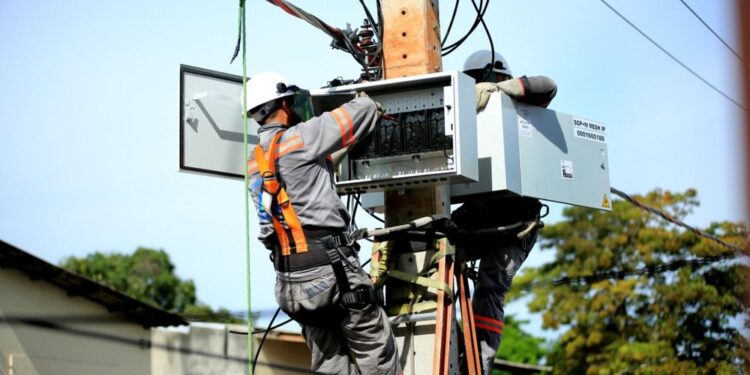 Atendendo ação da DPE-AM, Justiça Federal volta a suspender instalação de ‘medidores aéreos’ em Manaus