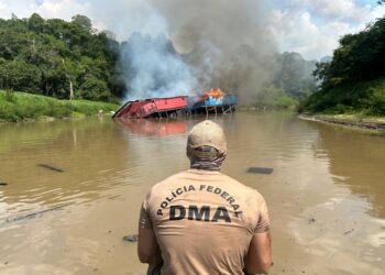 Polícia Federal destrói mais de 300 balsas de garimpo no Amazonas