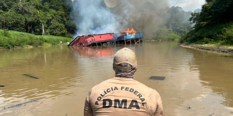 Polícia Federal destrói mais de 300 balsas de garimpo no Amazonas