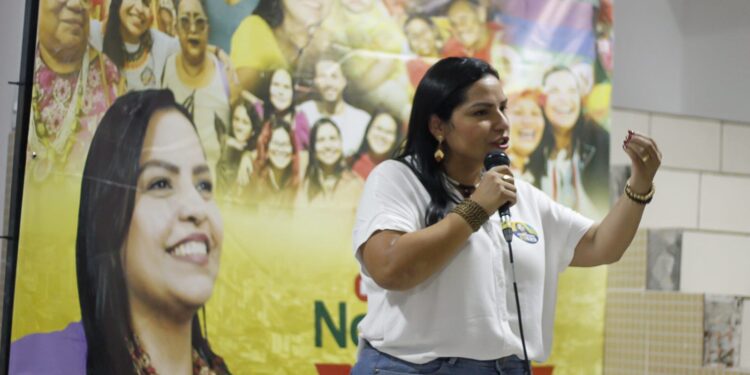 No coração do Coroado, Anne Moura inaugura comitê de campanha e intensifica divulgação eleitoral