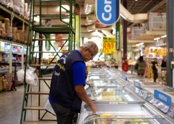 Procon-AM orienta consumidores sobre os cuidados na hora das compras em supermercados