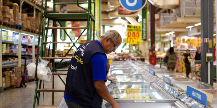 Procon-AM orienta consumidores sobre os cuidados na hora das compras em supermercados