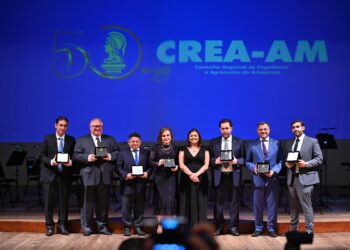 Presidente do TCE-AM é homenageada em cerimônia de 50 anos do Crea-AM
