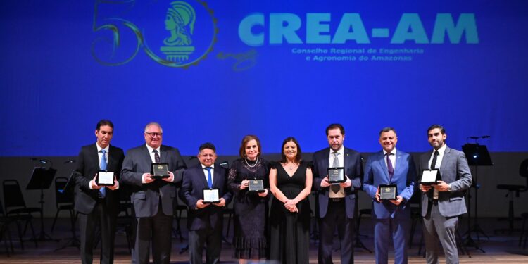 Presidente do TCE-AM é homenageada em cerimônia de 50 anos do Crea-AM