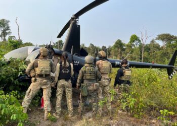 Vídeo: FAB intercepta helicóptero da Venezuela com drogas em ação com a PF no Amazonas