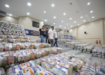 Em Parintins, governador Wilson Lima entrega ajuda humanitária e anuncia atendimentos de saúde para municípios do baixo Amazonas