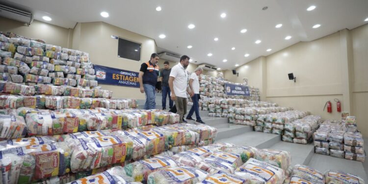 Em Parintins, governador Wilson Lima entrega ajuda humanitária e anuncia atendimentos de saúde para municípios do baixo Amazonas