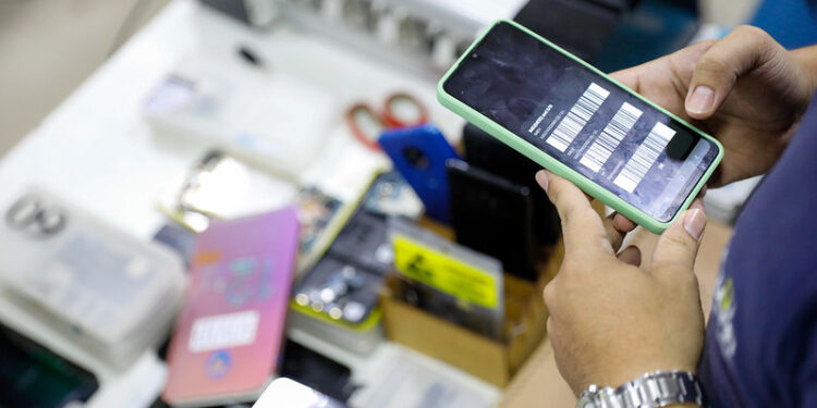 Celular: Lojas são interditadas em operação no Amazonas