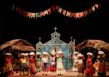 Espetáculo ‘Estórias que meu pai contou’ coloca pessoas idosas como figuras centrais no palco do Teatro Amazonas