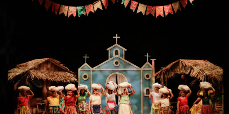 Espetáculo ‘Estórias que meu pai contou’ coloca pessoas idosas como figuras centrais no palco do Teatro Amazonas