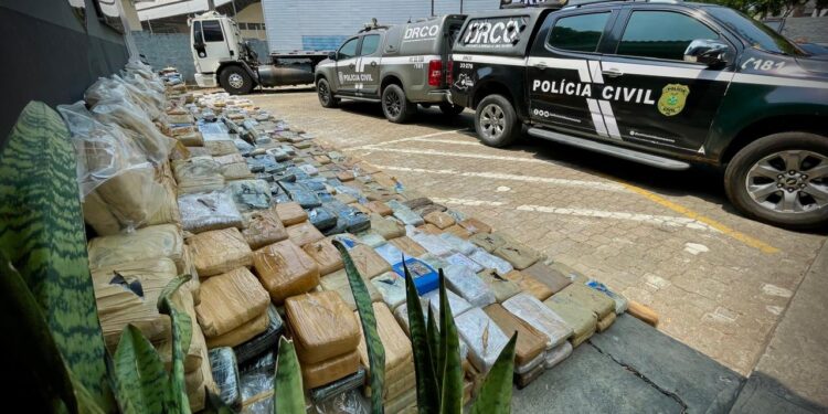 Polícia prende homem e apreende caminhão com mais de 2 toneladas de drogas em Manaus