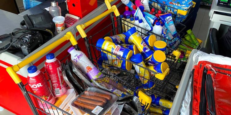 Em Manaus, Procon-AM autua supermercado por vender 95 kg de produtos inadequados para consumo