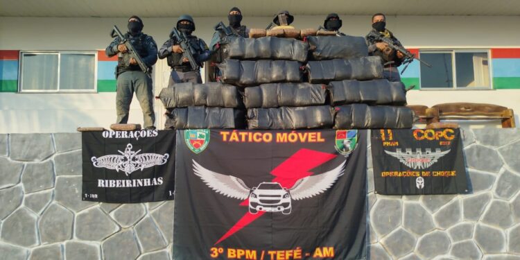 Patrulhamento fluvial resulta na apreensão de 600 kg de drogas e na prisão de narcotraficantes no Amazonas