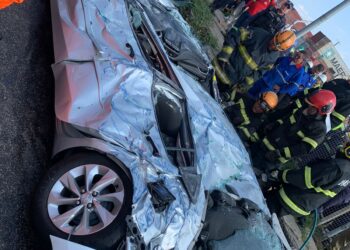 Vídeo: Carreta tomba e esmaga carro; motorista do veículo de passeio morreu no local