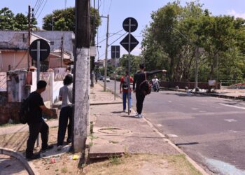 Com ônibus sucateados, transporte público atormenta passageiros em Manaus