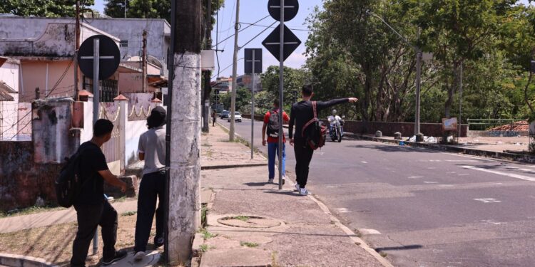 Com ônibus sucateados, transporte público atormenta passageiros em Manaus