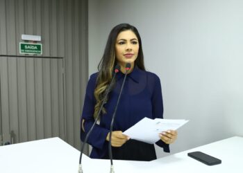 Brena Dianná solicitou melhorias nas escolas rurais de Parintins