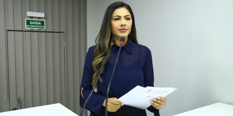 Brena Dianná solicitou melhorias nas escolas rurais de Parintins