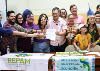 Anne Moura assina carta-compromisso por uma ‘nova economia’ para a cidade de Manaus