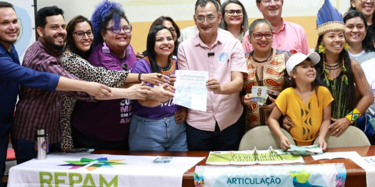 Anne Moura assina carta-compromisso por uma ‘nova economia’ para a cidade de Manaus