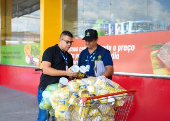 Após denúncias, Procon-AM apreende 452 latas de leite em pó adulteradas na zona norte de Manaus