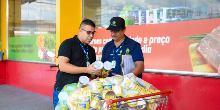 Após denúncias, Procon-AM apreende 452 latas de leite em pó adulteradas na zona norte de Manaus