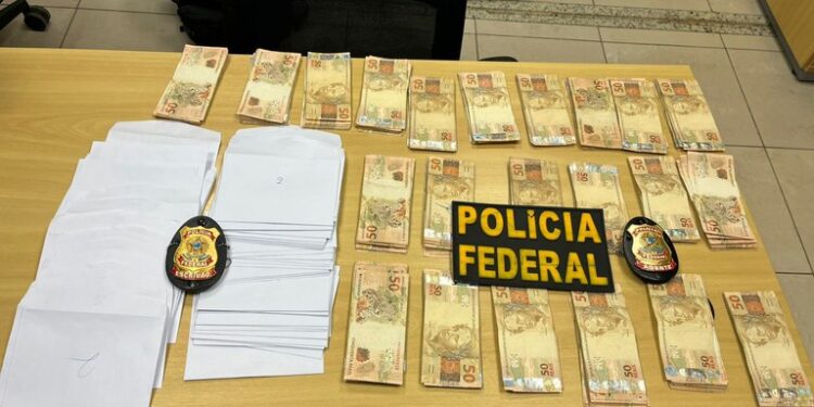 Polícia Federal prende líderes religiosos em igreja por suspeita de compra de votos em Manaus