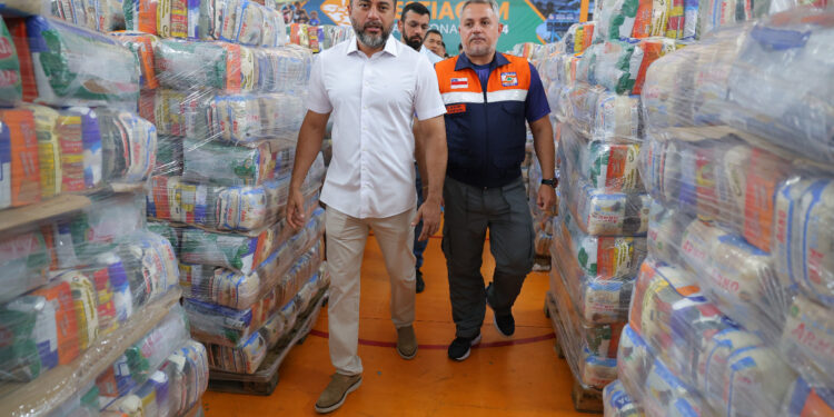 Governador Wilson Lima acompanha envio de ajuda humanitária para comunidades rurais de Manaus