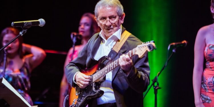 Teatro Gebes Medeiros recebe espetáculo Saber Selvagem, de Adelson Santos, no domingo