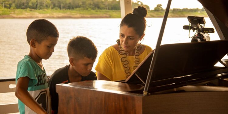  Orquestra de Violões do Amazonas apresenta espetáculo com pianista Carla Ruaro, de “Um Piano na Amazônia”