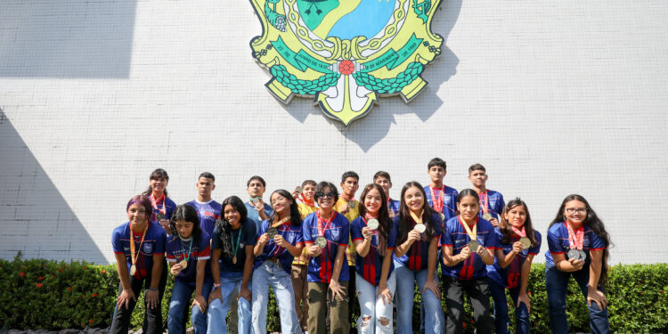 Governador Wilson Lima reforça compromisso com o esporte em visita de estudantes medalhistas no JEBs