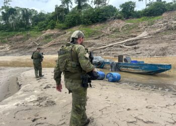 No Amazonas, Polícias Militar e Federal apreendem lancha blindada de narcoguerrilheiros