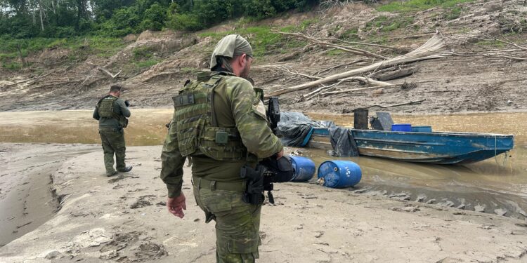 No Amazonas, Polícias Militar e Federal apreendem lancha blindada de narcoguerrilheiros