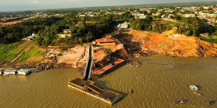 Força-tarefa realiza segundo dia de busca e assistência às vítimas de acidente no Porto de Manacapuru