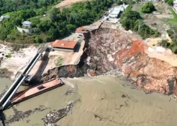 Vídeo: No Amazonas, porto desaba em deslizamento de terra na margem do rio Solimões
