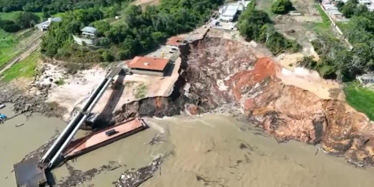 Vídeo: No Amazonas, porto desaba em deslizamento de terra na margem do rio Solimões