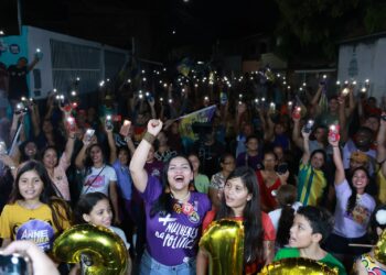 Anne Moura faz último ato de campanha na rua onde nasceu e cresceu no Coroado