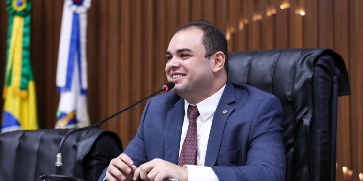 Proposta de Roberto Cidade estimula participação dos alunos da rede estadual de educação em pesquisas científicas