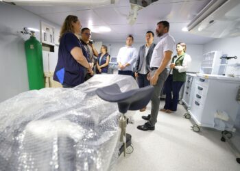 Governador Wilson Lima vistoria barco hospital que fará atendimentos de saúde para comunidades ribeirinhas