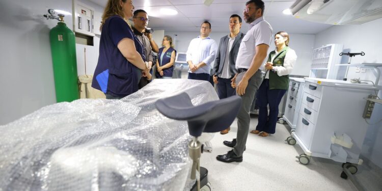 Governador Wilson Lima vistoria barco hospital que fará atendimentos de saúde para comunidades ribeirinhas