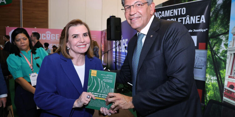Conselheiros do TCE-AM prestigiam lançamento de coletânea sobre os 35 anos do STJ