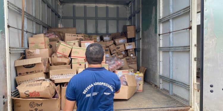 Adaf apreende 3,4 toneladas de alimentos vencidos e fatiados sem autorização