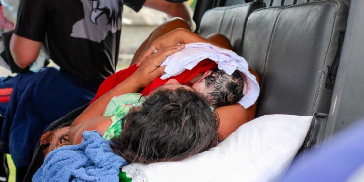 Equipe de salvamento aéreo auxilia em parto emergencial na zona rural de Manaus