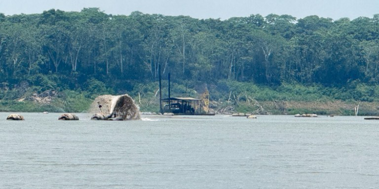 Dragagem no Rio Madeira chega à fase final entre Humaitá e Porto Velho